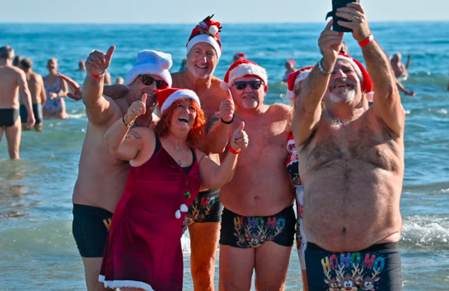 P&euml;rmes fotove: Festimet e Vitit t&euml; Ri n&euml; mbar&euml; bot&euml;n