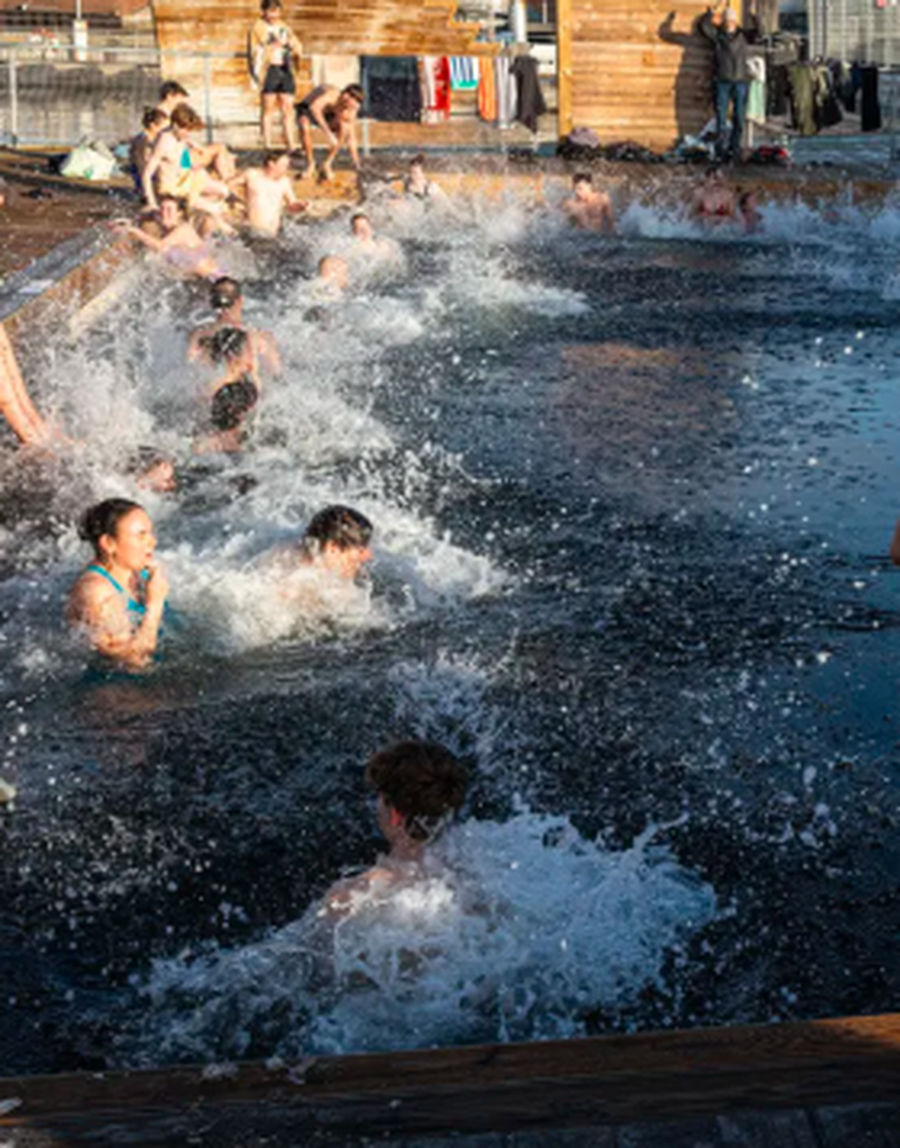 P&euml;rmes fotove: Festimet e Vitit t&euml; Ri n&euml; mbar&euml; bot&euml;n