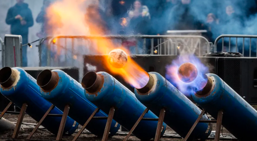 P&euml;rmes fotove: Festimet e Vitit t&euml; Ri n&euml; mbar&euml; bot&euml;n