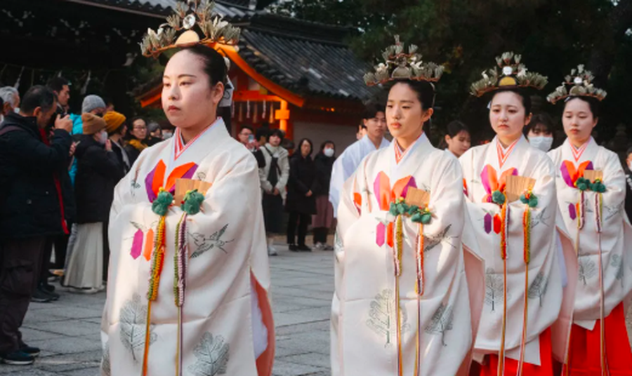 P&euml;rmes fotove: Festimet e Vitit t&euml; Ri n&euml; mbar&euml; bot&euml;n