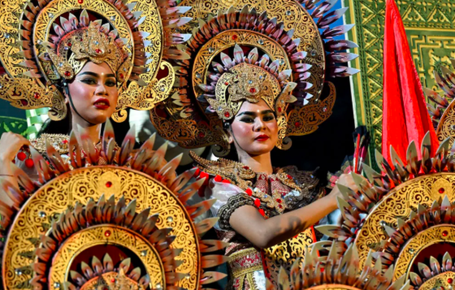 P&euml;rmes fotove: Festimet e Vitit t&euml; Ri n&euml; mbar&euml; bot&euml;n