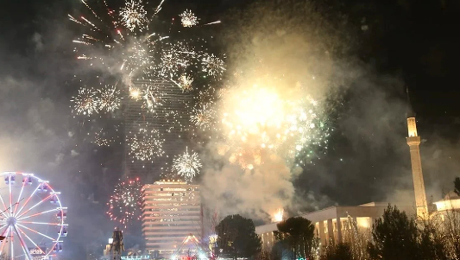 P&euml;rmes fotove: Festimet e Vitit t&euml; Ri n&euml; mbar&euml; bot&euml;n