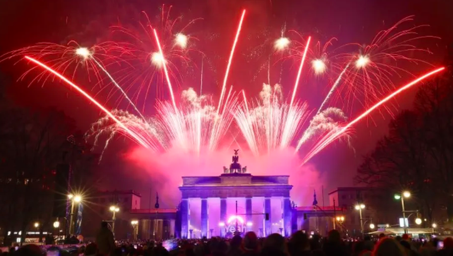 P&euml;rmes fotove: Festimet e Vitit t&euml; Ri n&euml; mbar&euml; bot&euml;n