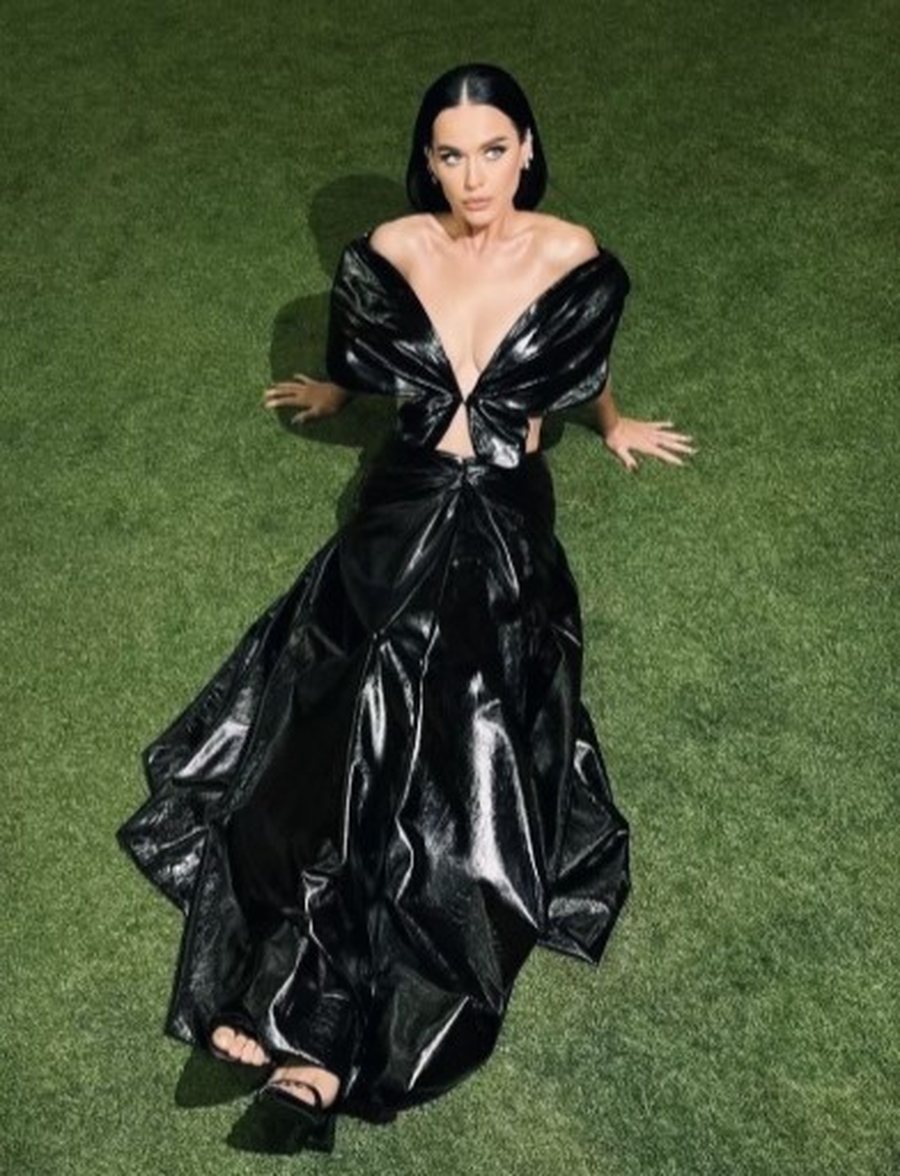 Veshja e tmerrshme e Katy Perry-t p&euml;rball&euml; liderit bot&euml;ror