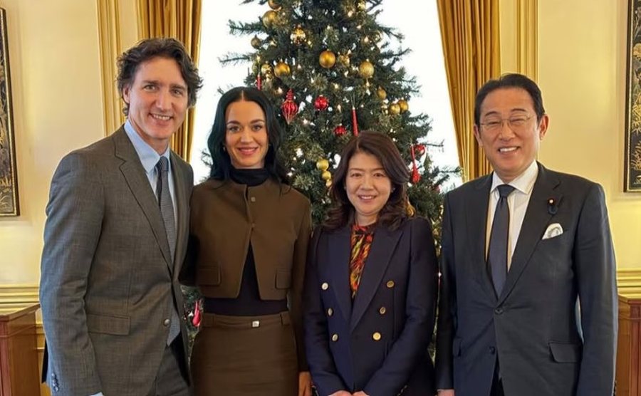 Veshja e tmerrshme e Katy Perry-t p&euml;rball&euml; liderit bot&euml;ror