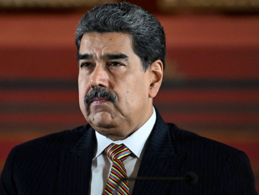 Veshja e Nicol&aacute;s Maduro&nbsp;gjat&euml; arrestimit b&euml;het virale, por