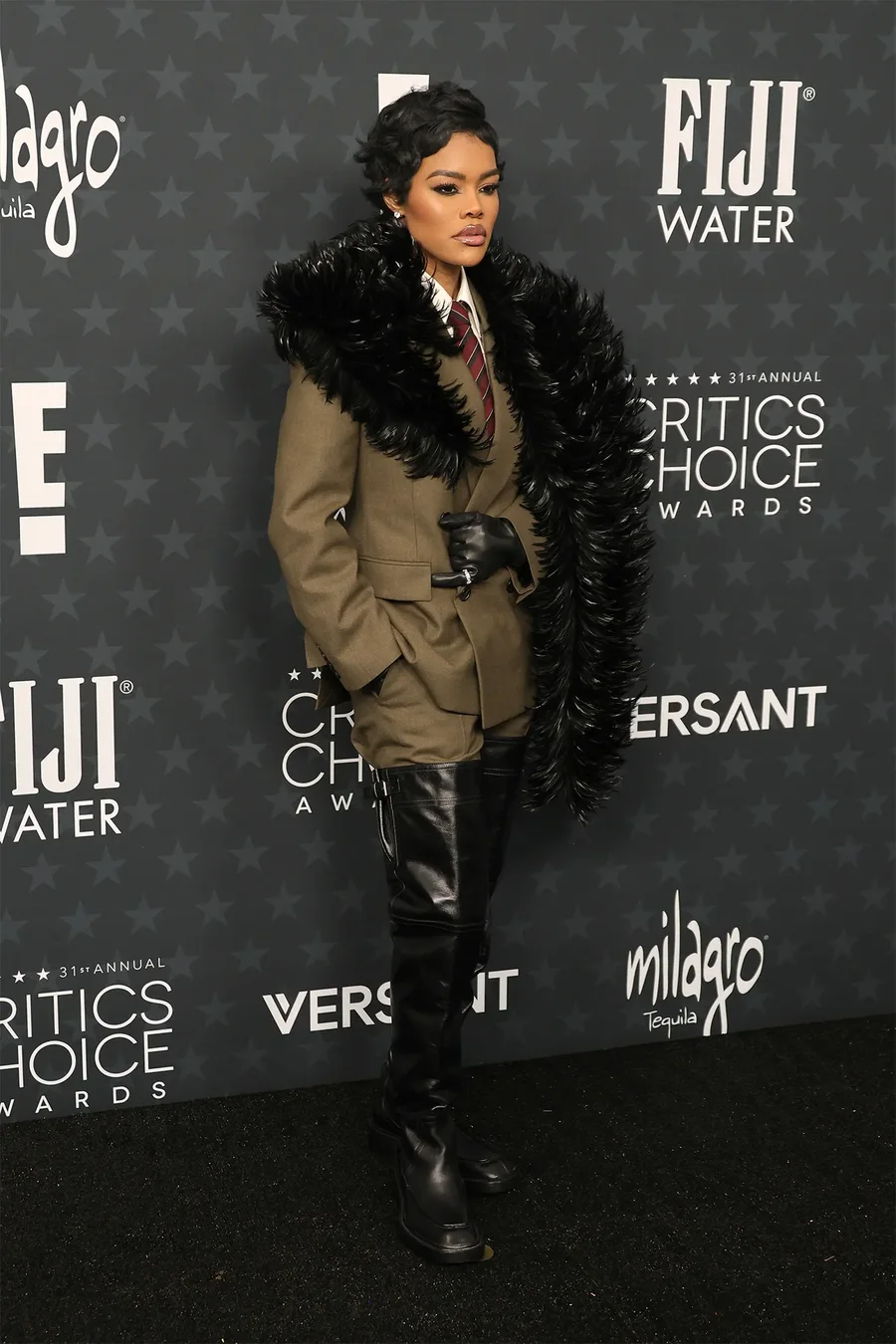 &Ccedil;&rsquo;vesh&euml;n yjet n&euml; tapetin e kuq t&euml; Critics Choice