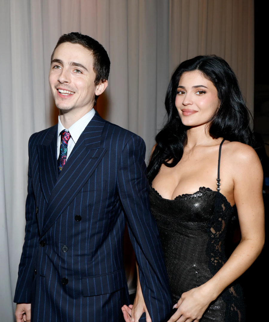 &Ccedil;&rsquo;vesh&euml;n yjet n&euml; tapetin e kuq t&euml; Critics Choice