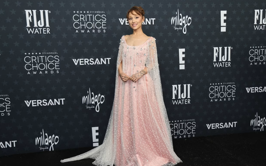 &Ccedil;&rsquo;vesh&euml;n yjet n&euml; tapetin e kuq t&euml; Critics Choice