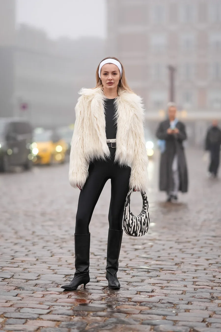 &Ccedil;far&euml; t&euml; vesh&euml;sh me stre&ccedil;et p&euml;r t'u dukur