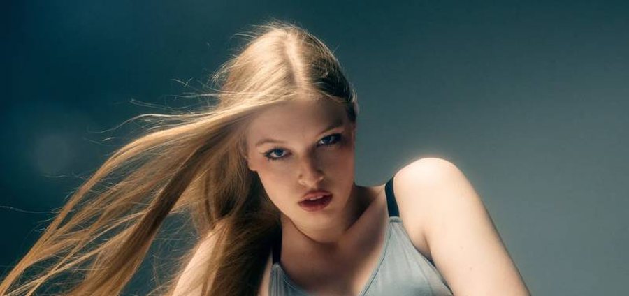 Rihanna zgjedh vajz&euml;n transgjinore t&euml; Elon Musk p&euml;r fushat&euml;n