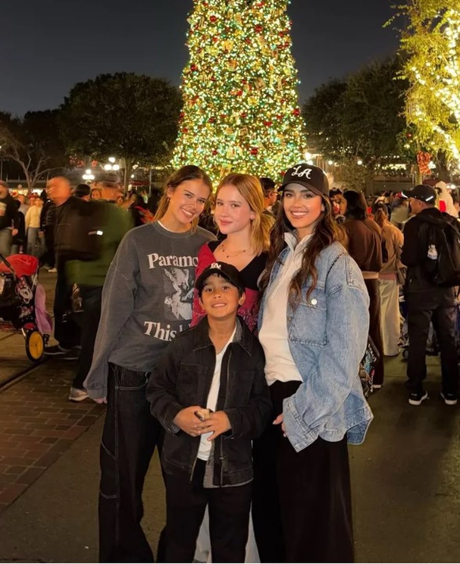 Jessica Alba shkëlqen (në kuptimin e parë të fjalës) pa