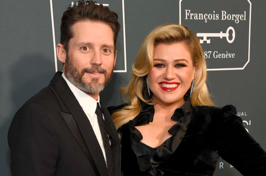 Si rrall&euml;her&euml;, Kelly Clarkson flet p&euml;r f&euml;mij&euml;t e saj, 5