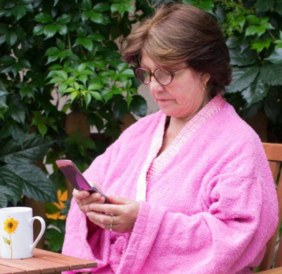 N&euml;se mami yt po zhvillon nj&euml; var&euml;si nga telefoni, ndoshta po