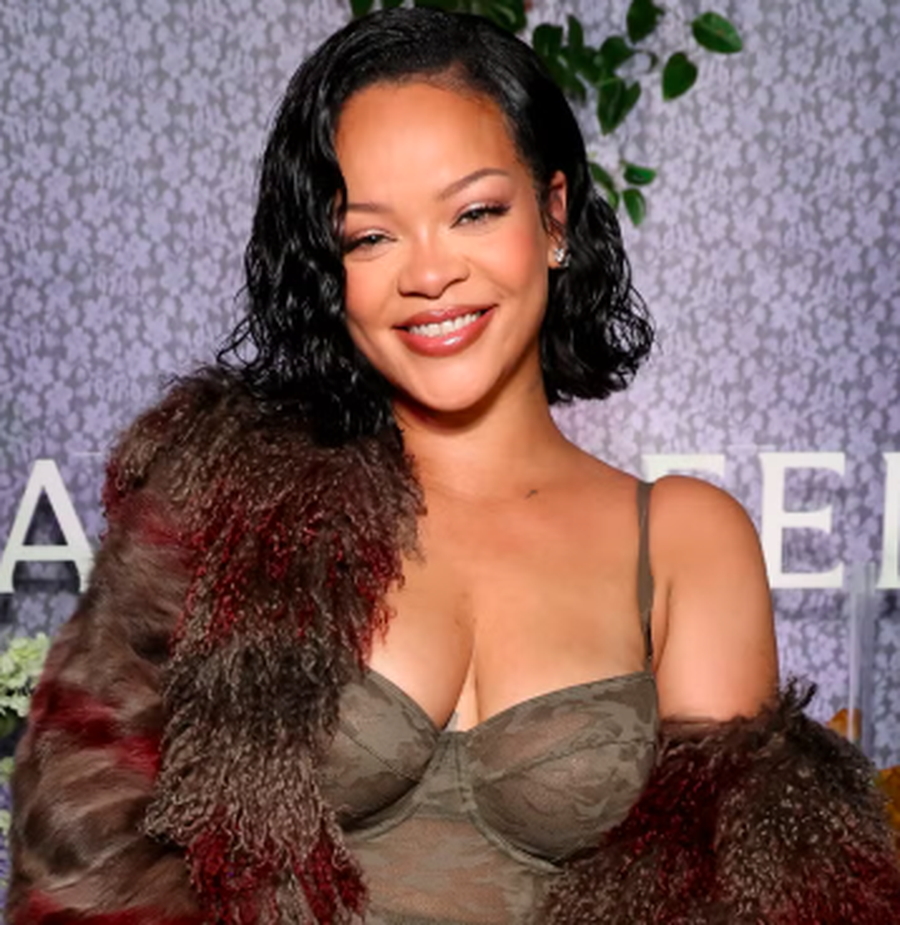 Nj&euml; tjet&euml;r f&euml;mij&euml;? Komenti i fundit i Rihanna-s surprizon