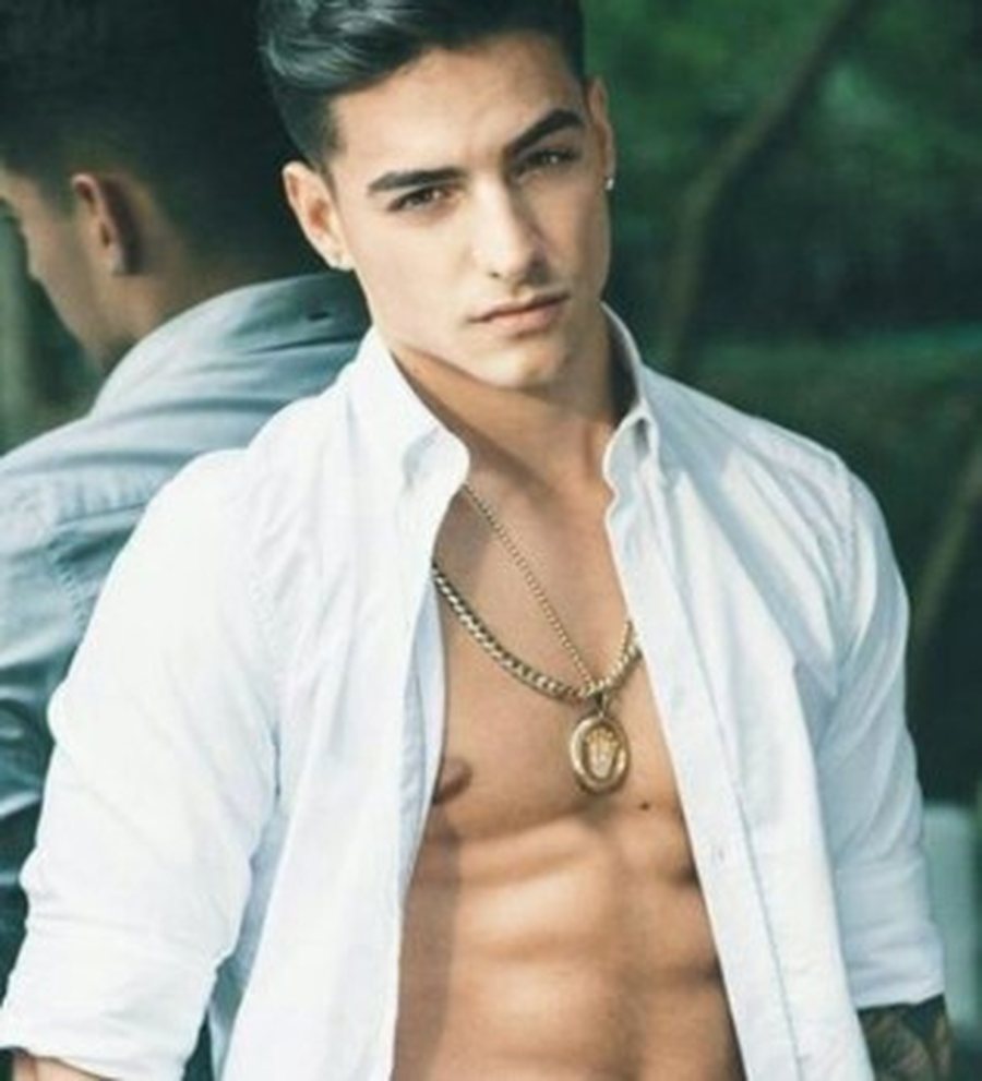 Maluma hoqi si rrall&euml;her&euml; mjekr&euml;n dhe interneti s'di si