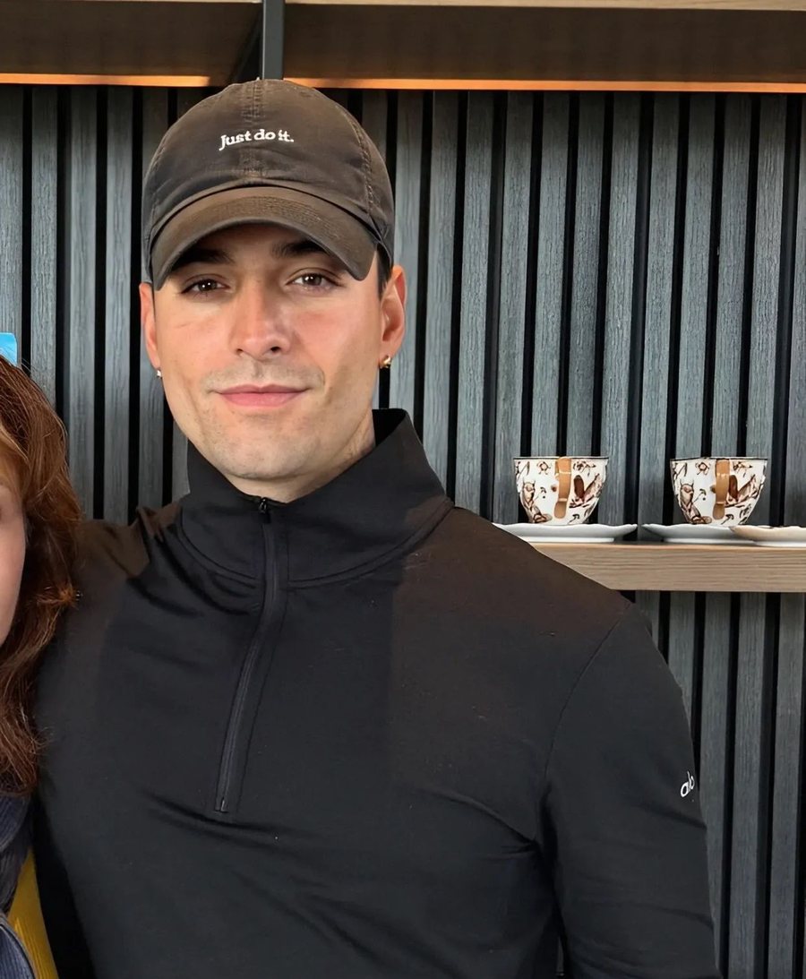 Maluma hoqi si rrall&euml;her&euml; mjekr&euml;n dhe interneti s'di si