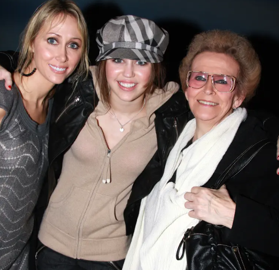 Tish Cyrus tregon se u &ldquo;vet&euml;mjekua&rdquo; me marijuan&euml; pas