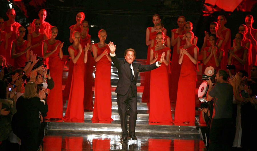 P&euml;rmes fotove: Jeta e legjend&euml;s italiane t&euml; mod&euml;s, Valentino