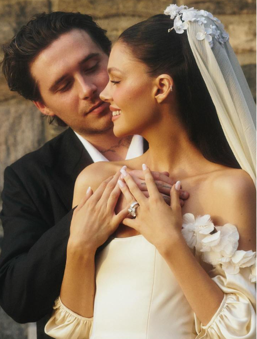 Flamujt e kuq n&euml; lidhjen e Brooklyn & Nicola q&euml; zor se mund