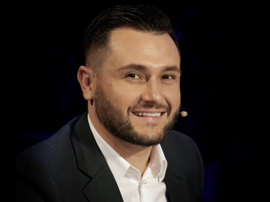 Bes Kallaku na prezantoi me partneren?