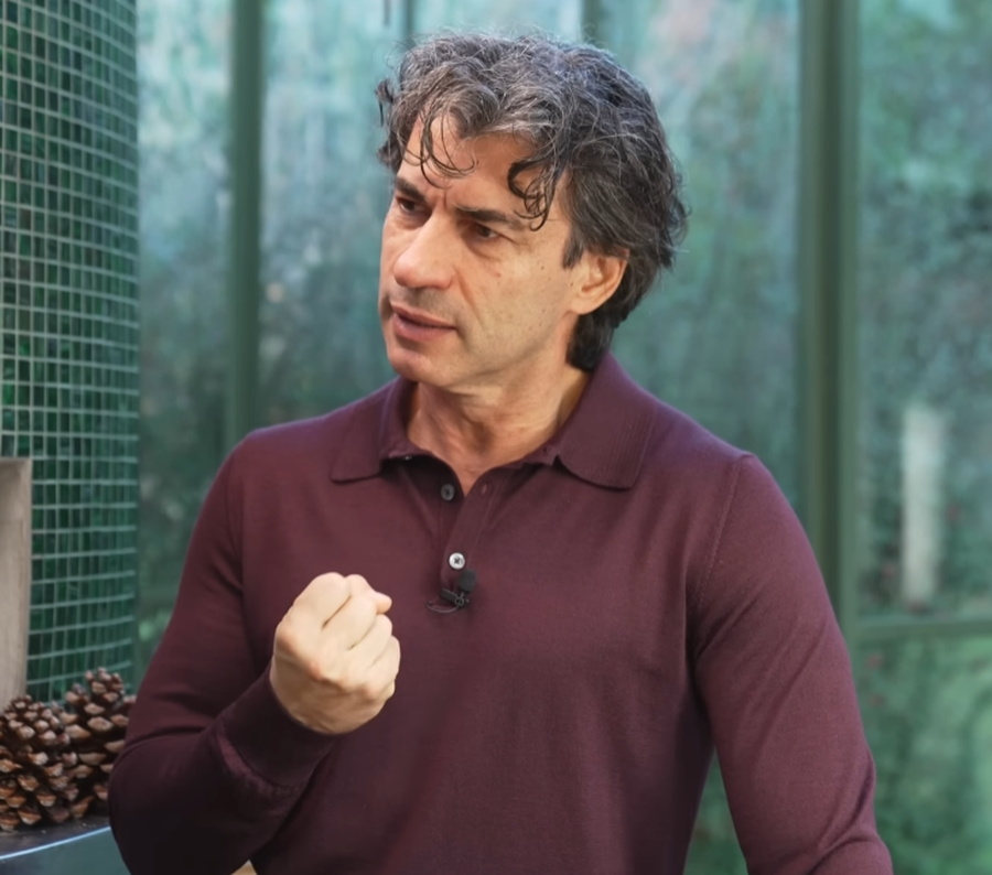 Kledi Kadiu rr&euml;fen sfidat gjat&euml; p&euml;rballjes me problemet