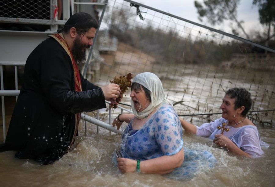 P&euml;rmes fotove: Bota n&euml; nj&euml; jav&euml;