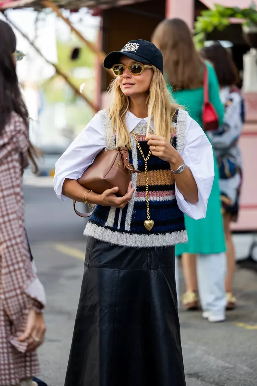 Ngjyra, dantellë dhe aksesorë plot zemra: Këto kombinime