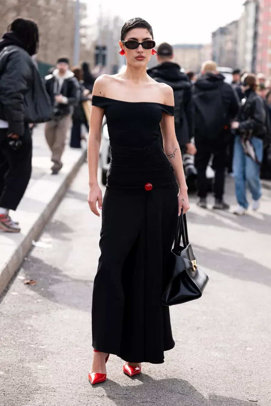 Ngjyra, dantellë dhe aksesorë plot zemra: Këto kombinime