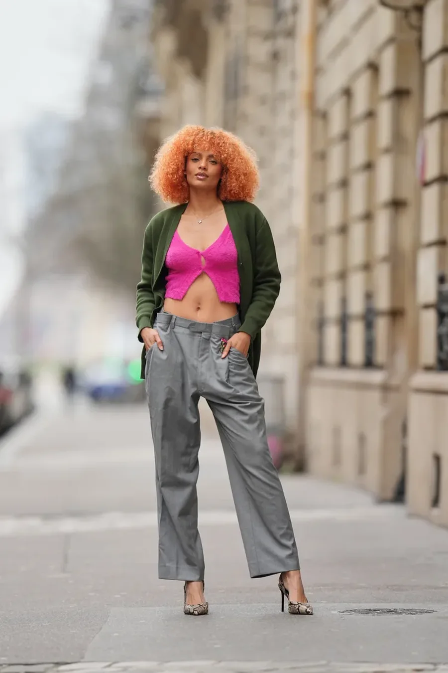 Ngjyra, dantellë dhe aksesorë plot zemra: Këto kombinime