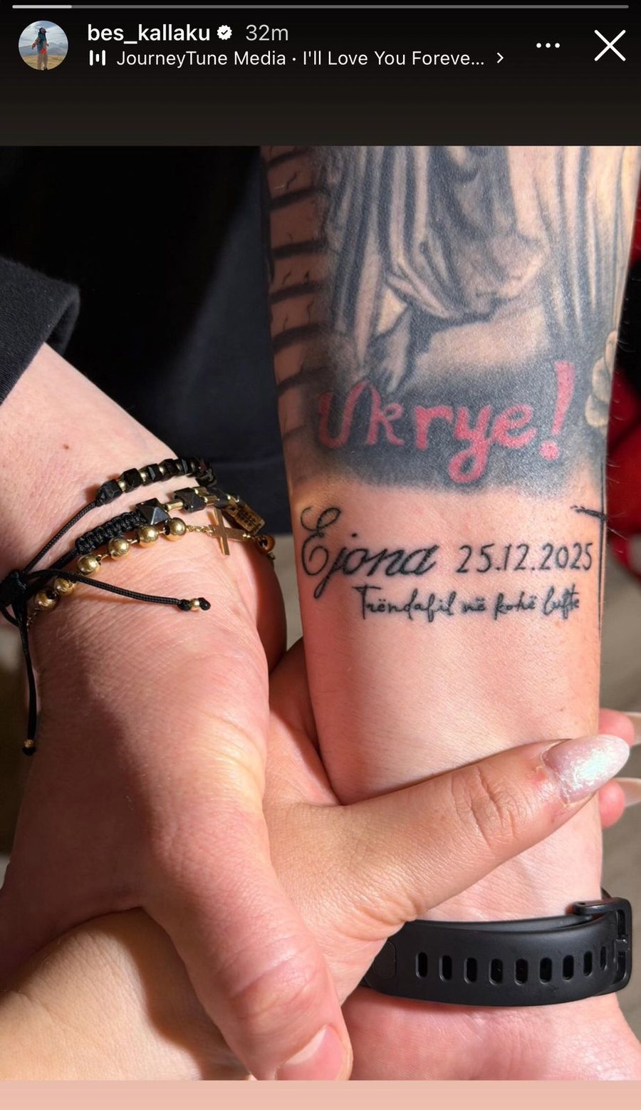 Romanca n&euml; aj&euml;r! Bes Kallaku nuk i ndahet dedikimeve t&euml;