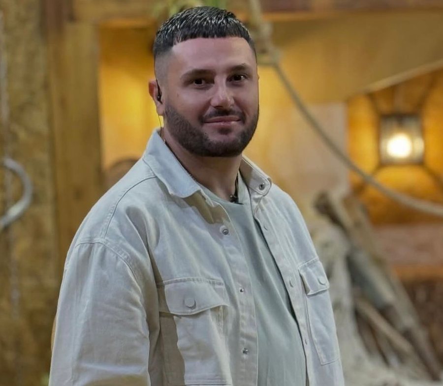 Romanca n&euml; aj&euml;r! Bes Kallaku nuk i ndahet dedikimeve t&euml;