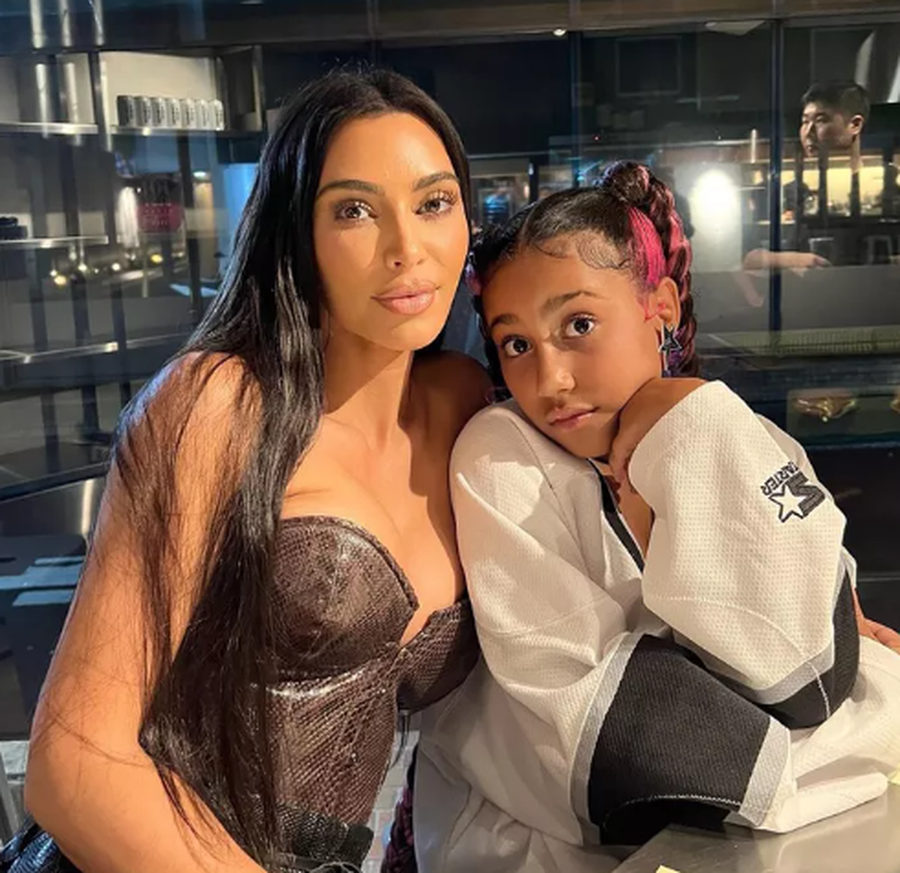 Me k&euml;t&euml; reagim, Kim tregoi se thell&euml;-thell&euml; &euml;sht&euml;