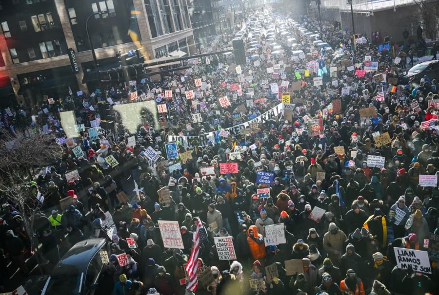 P&euml;rmes fotove: Bota n&euml; nj&euml; jav&euml;