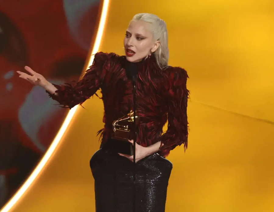 Miley Cyrus injoroi Lady Gaga-n gjat&euml; fitores dhe rrjeti nuk ndalet!