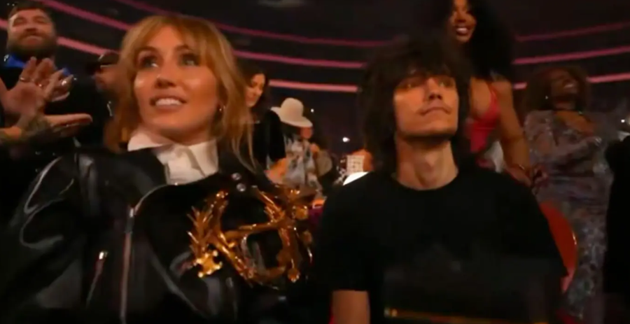 Miley Cyrus injoroi Lady Gaga-n gjat&euml; fitores dhe rrjeti nuk ndalet!