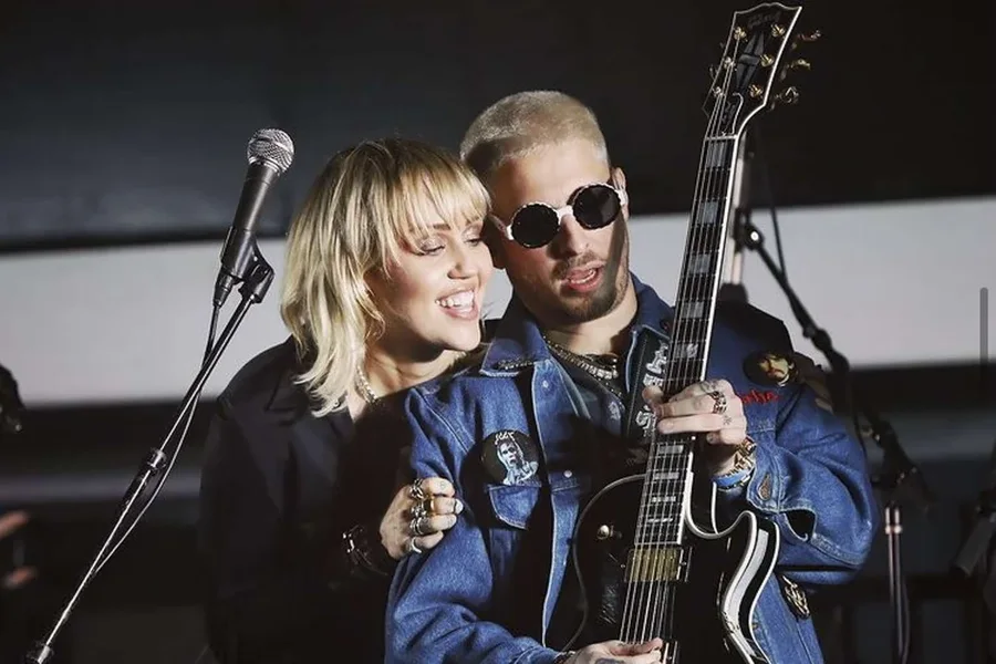 Miley Cyrus injoroi Lady Gaga-n gjat&euml; fitores dhe rrjeti nuk ndalet!