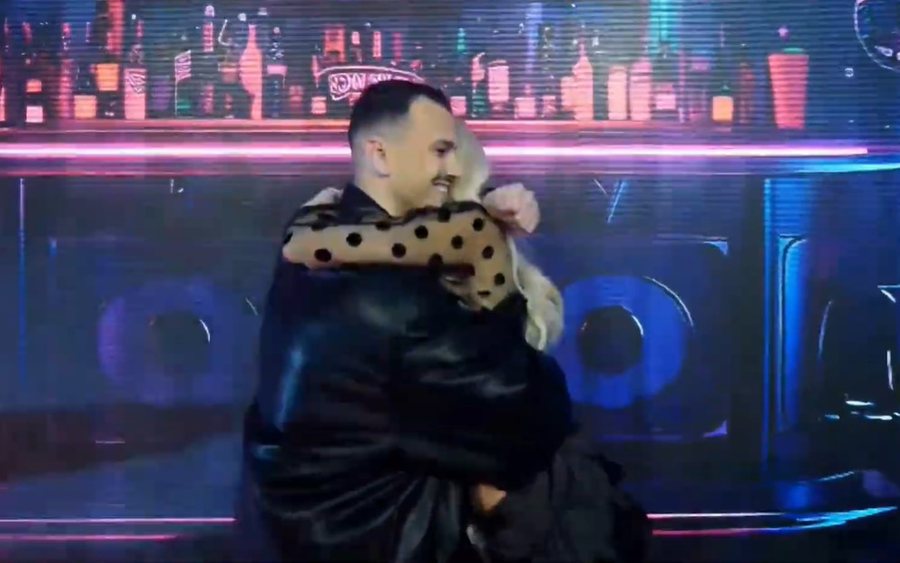 P&euml;r ty q&euml; fjete her&euml;t: Momentet ky&ccedil;e n&euml;