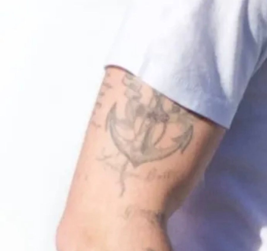 Zem&euml;rimi vazhdon: Brooklyn Beckham fshin tatuazhet dedikuar prind&euml;rve