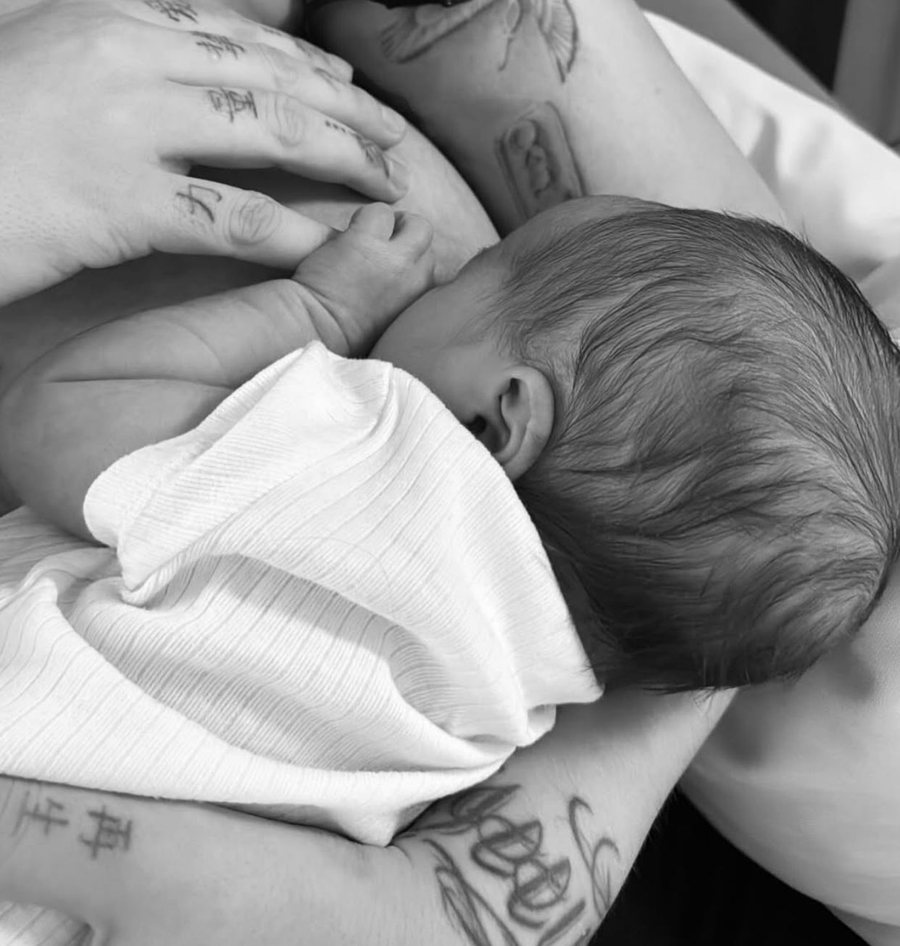 Dafina ndan si rrall&euml;her&euml; foto me djalin dhe i dedikon fjal&euml;t e