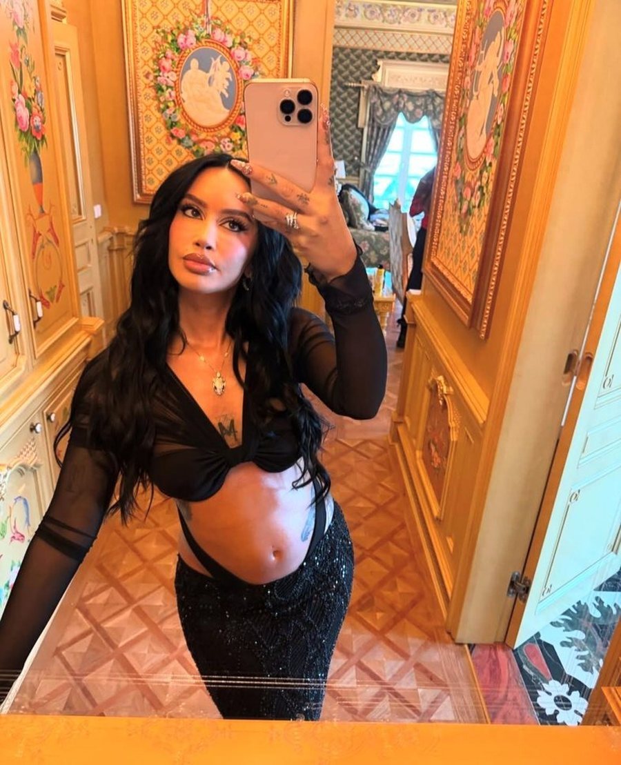 Dafina ndan si rrall&euml;her&euml; foto me djalin dhe i dedikon fjal&euml;t e