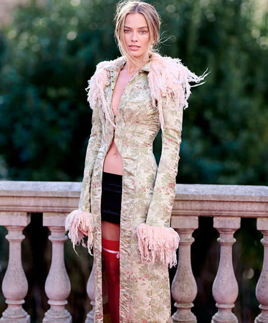 Harrojeni filmin! T&euml; gjith&euml; syt&euml; jan&euml; mbi veshjet e Margot