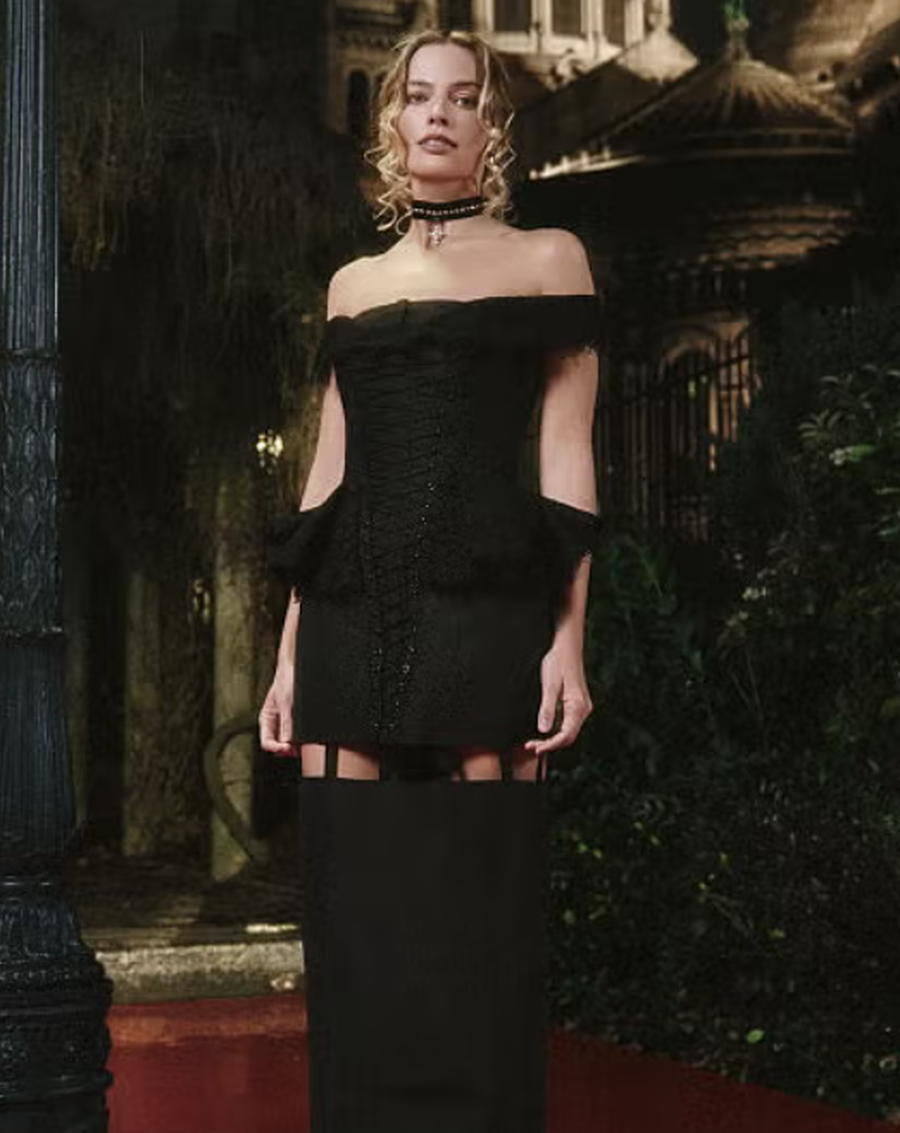 Harrojeni filmin! T&euml; gjith&euml; syt&euml; jan&euml; mbi veshjet e Margot