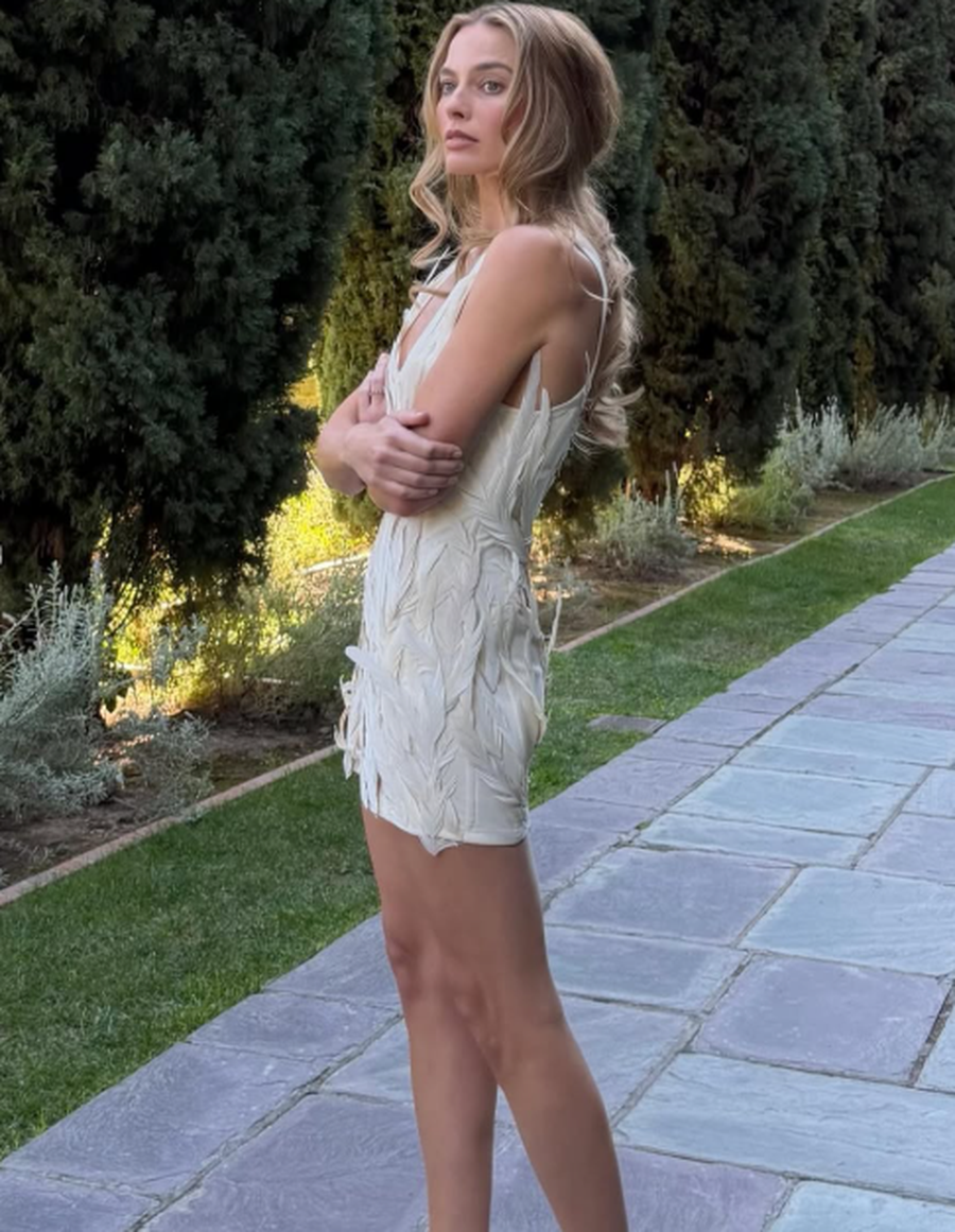 Harrojeni filmin! T&euml; gjith&euml; syt&euml; jan&euml; mbi veshjet e Margot