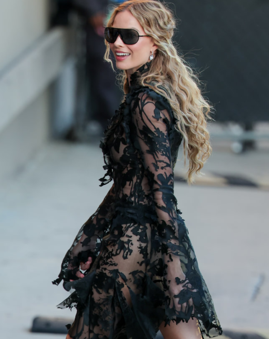 Harrojeni filmin! T&euml; gjith&euml; syt&euml; jan&euml; mbi veshjet e Margot