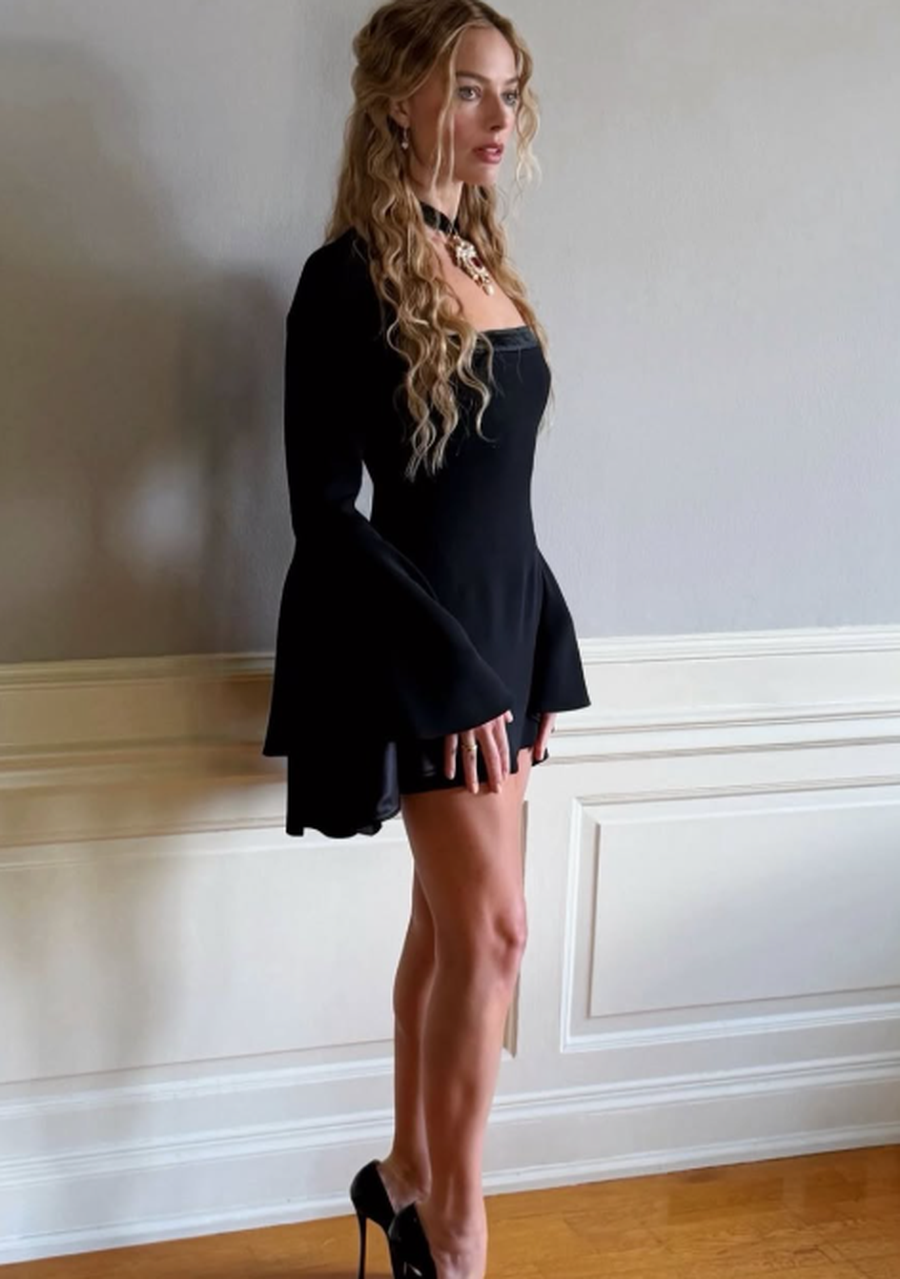 Harrojeni filmin! T&euml; gjith&euml; syt&euml; jan&euml; mbi veshjet e Margot