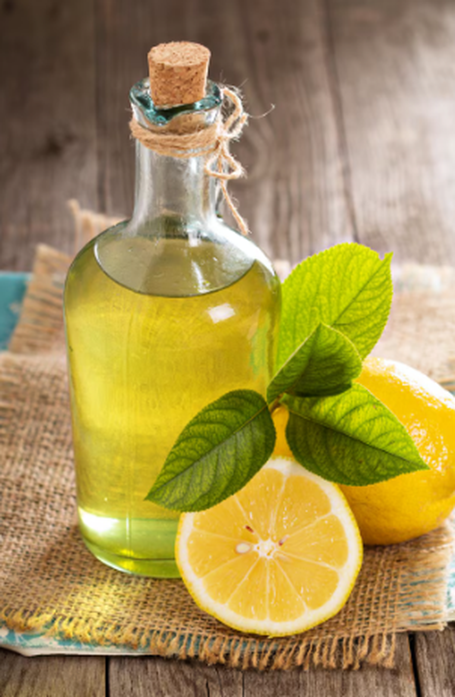 Nj&euml; 'shot' me vaj ulliri dhe limon p&euml;r l&euml;kur&euml;