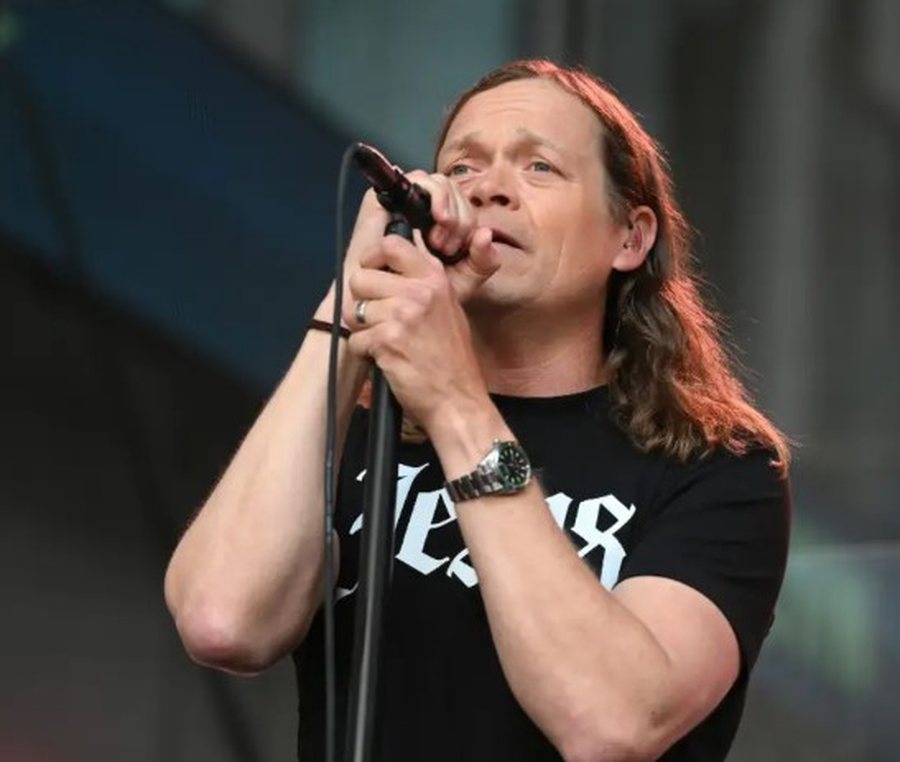 Brad Arnold, k&euml;ng&euml;tari kryesor i &ldquo;3 Doors Down&rdquo;,