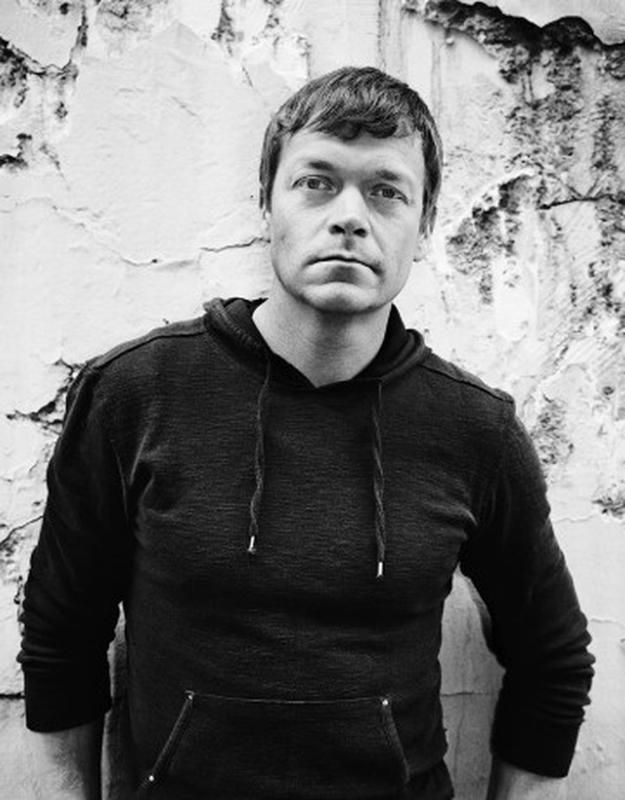 Brad Arnold, k&euml;ng&euml;tari kryesor i &ldquo;3 Doors Down&rdquo;,