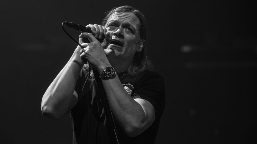 Brad Arnold, k&euml;ng&euml;tari kryesor i &ldquo;3 Doors Down&rdquo;,